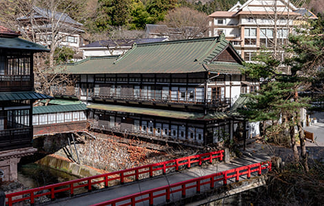 写真：⼭荘を建築